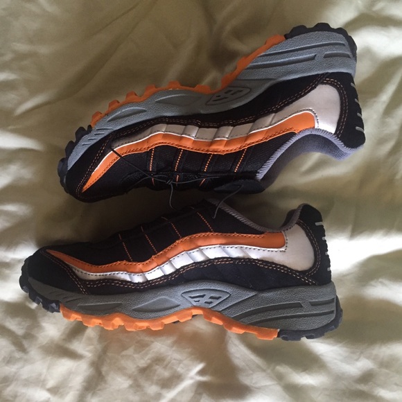 Children’s Place boys slip on shoes - Picture 3 of 8